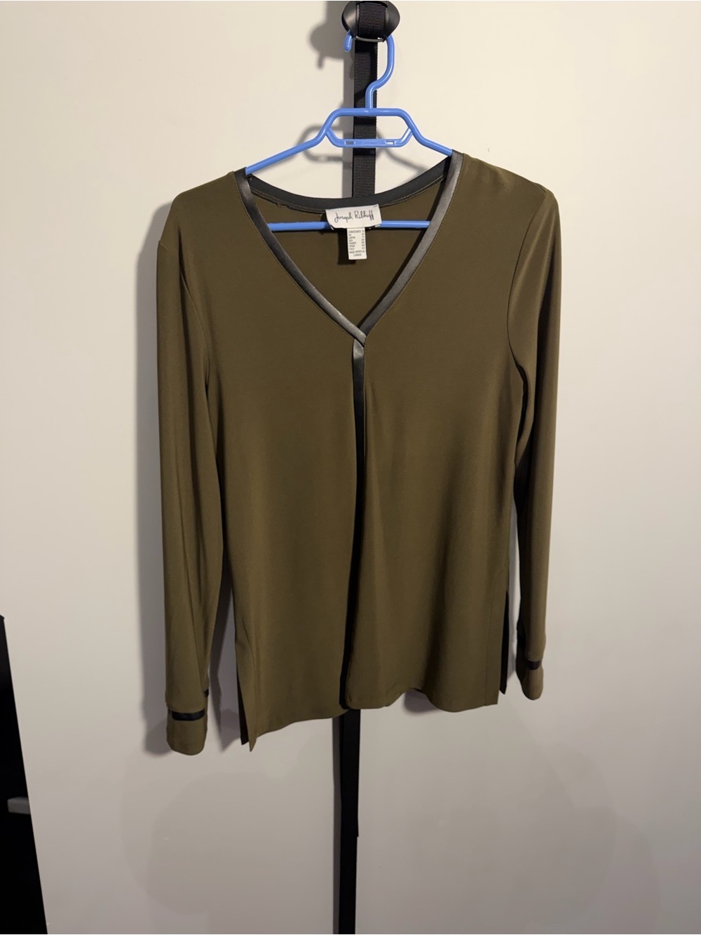 EUC Joseph Ribkoff size 8 Olive Green V-Neck Long Sleeve Top